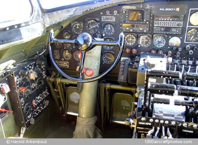 Boeing 299-O B-17G Flying Fortres cockpit